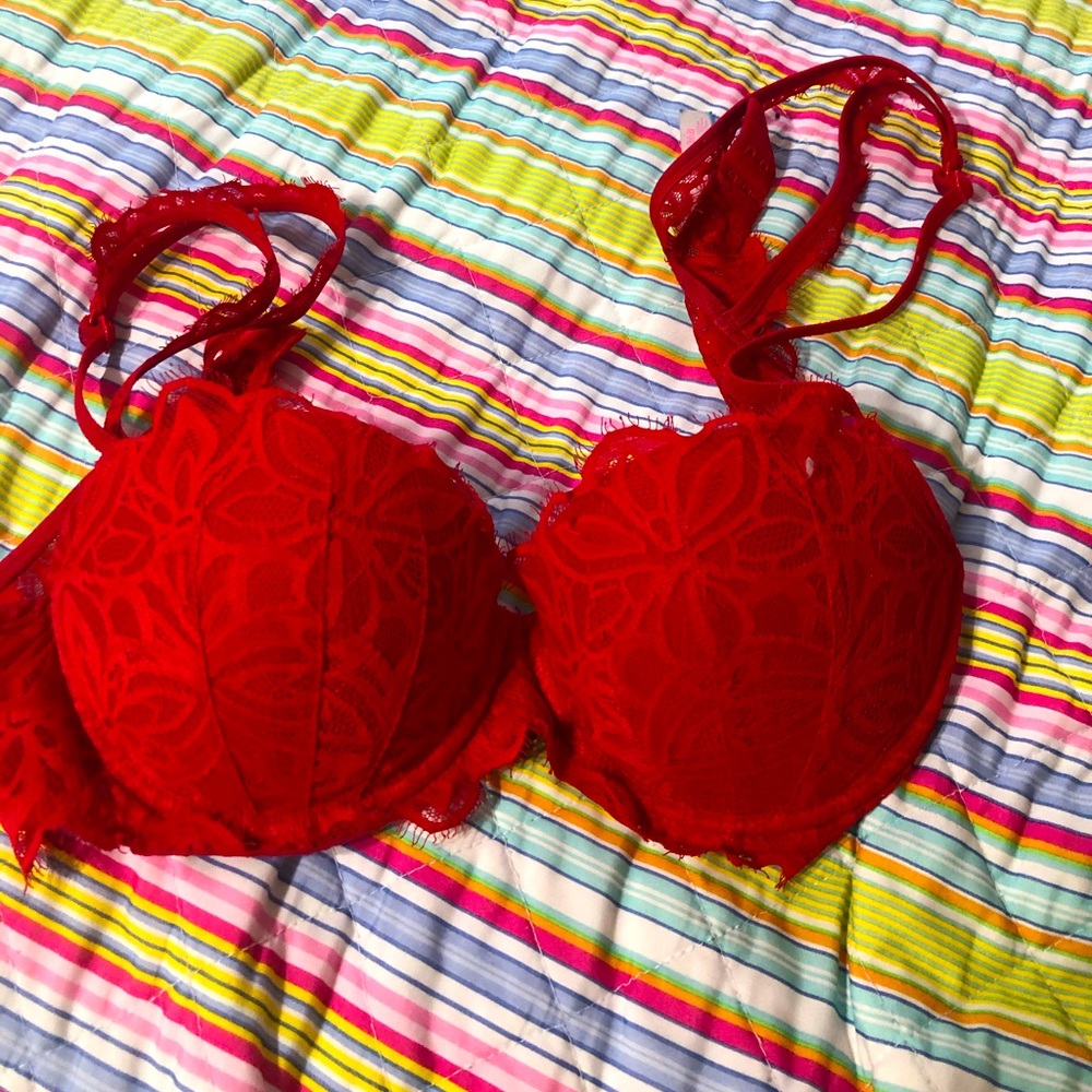 Red lace VS bra